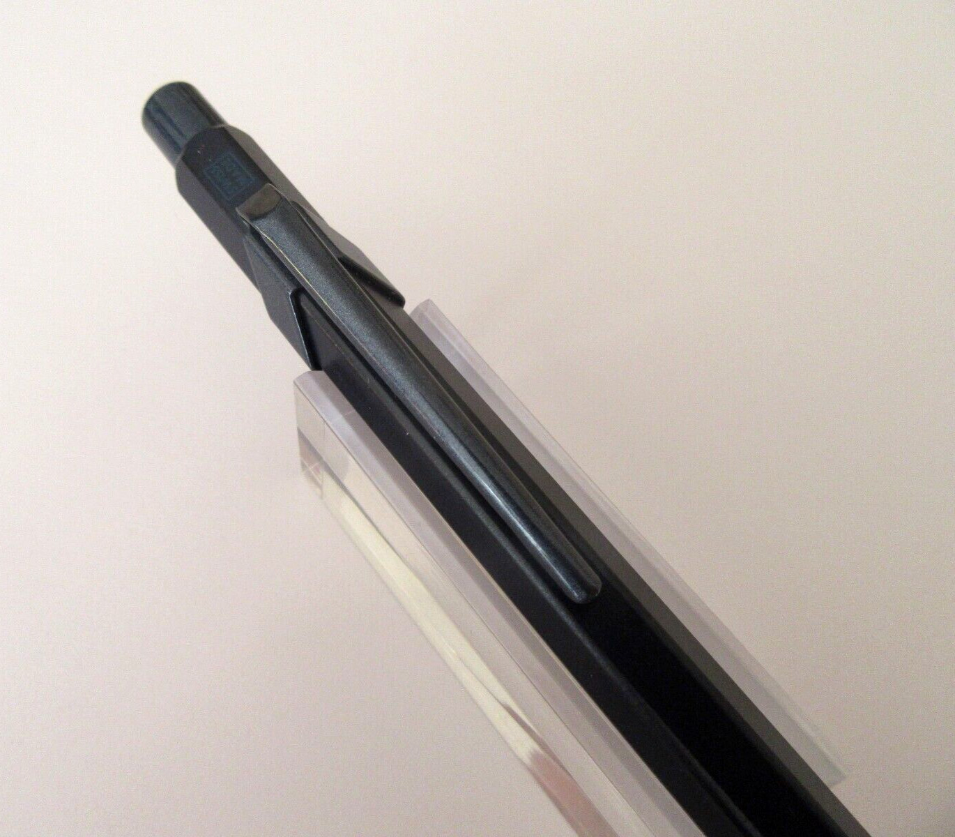Stylo bille 849 Caran d'Ache violet pour prendre des notes en réunion de bureau