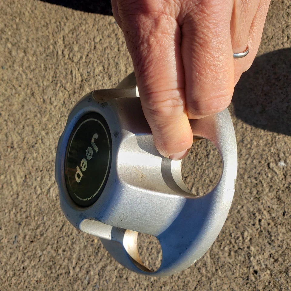 Tapacubos OEM Jeep Grand Cherokee Wrangler 52057618 1993 2009 tapacubos a Foto 3 de 4