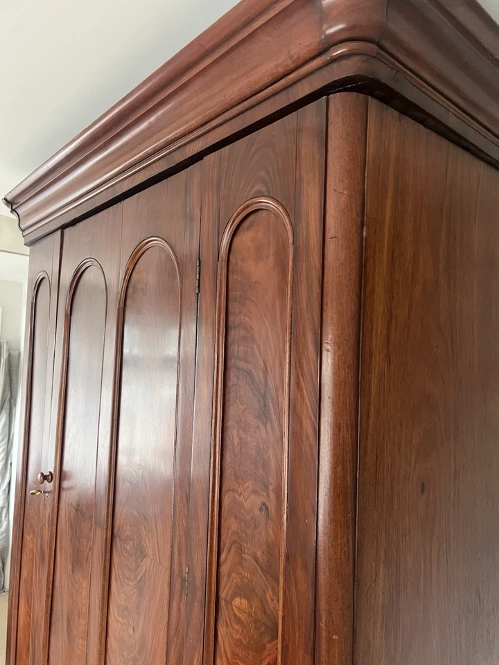 armario grande chapa nogal con 2 cajones usado Foto 2 de 4