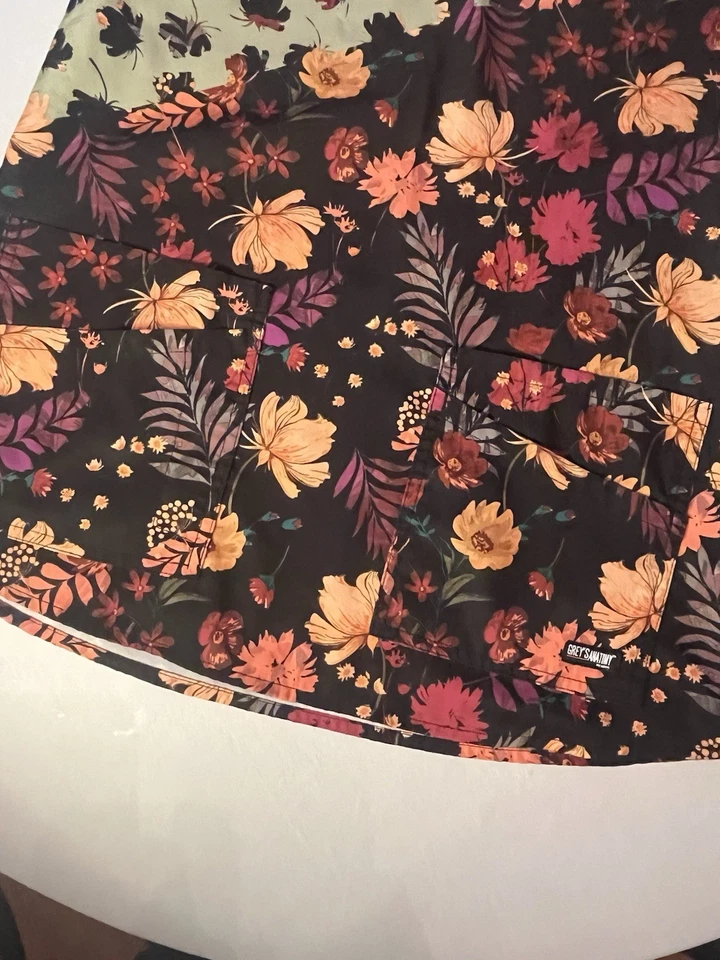 Greys Anatomy By Barco Womens Size Small Scrub Top Fall Leafs Flowers Autumn EUC - Image 4 of 4