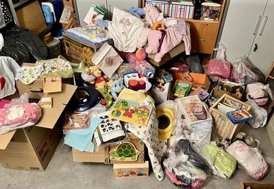 7 Umzugskartons voll mit Schwangeren- / Baby- und Kindersachen,