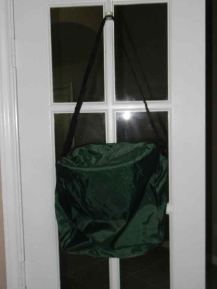 TOPPERS - BOLSA DE MANO EXPANDIBLE 8" X 5.5" X 3.5" CON BOLSILLOS Y CORREA - VERDE Foto 3 de 4