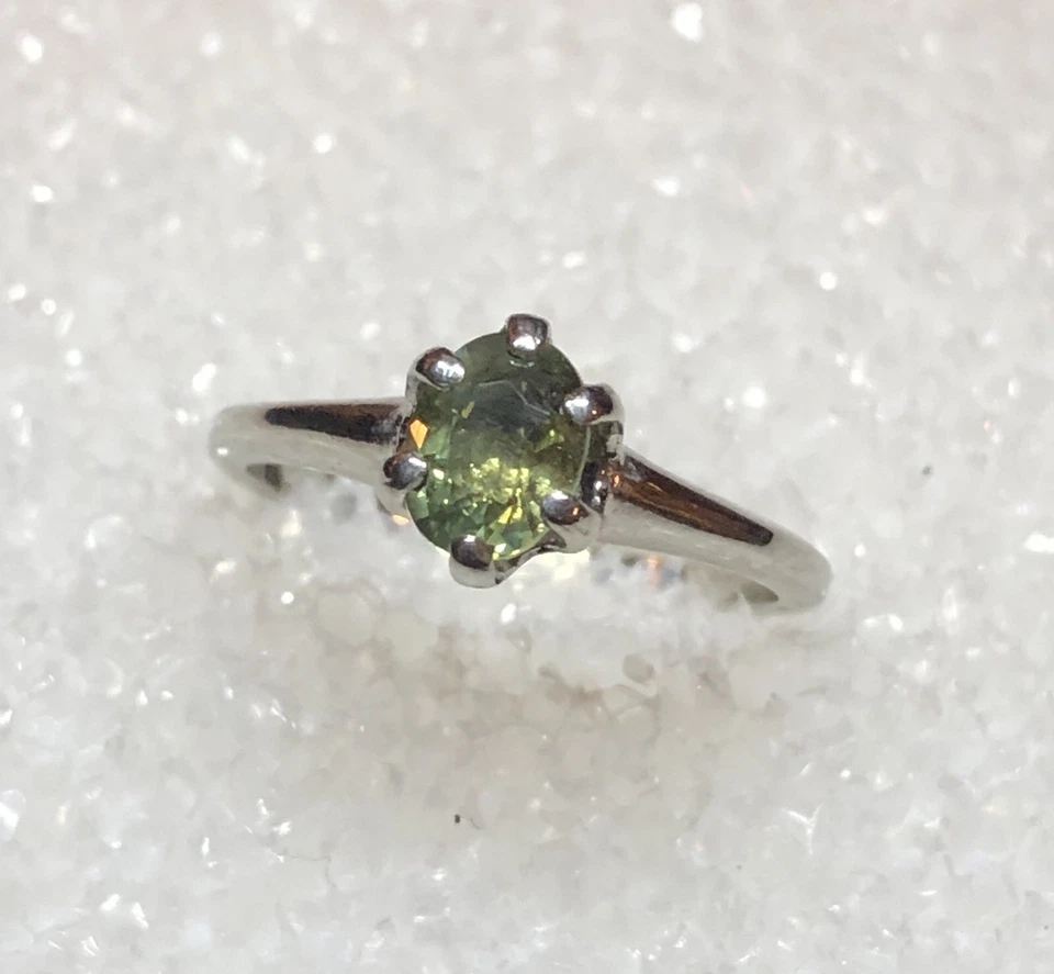Сертифицированное кольцо из 10-каратного белого золота с натуральным александритом 0,67 карата - Изображение 2 из 4