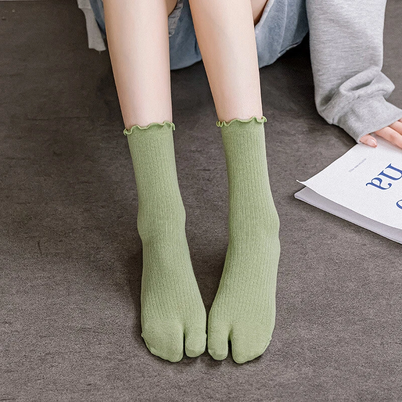 Flip flop toe clearance socks