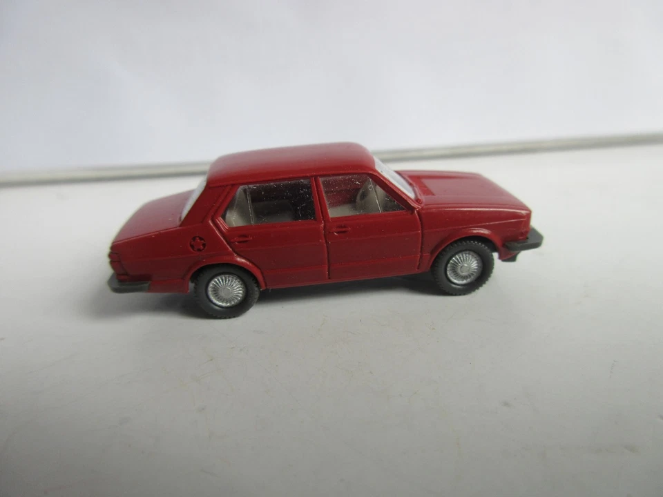 WIKING 1:87 VW Jetta, Rosso Rubino - Immagine 4 di 4