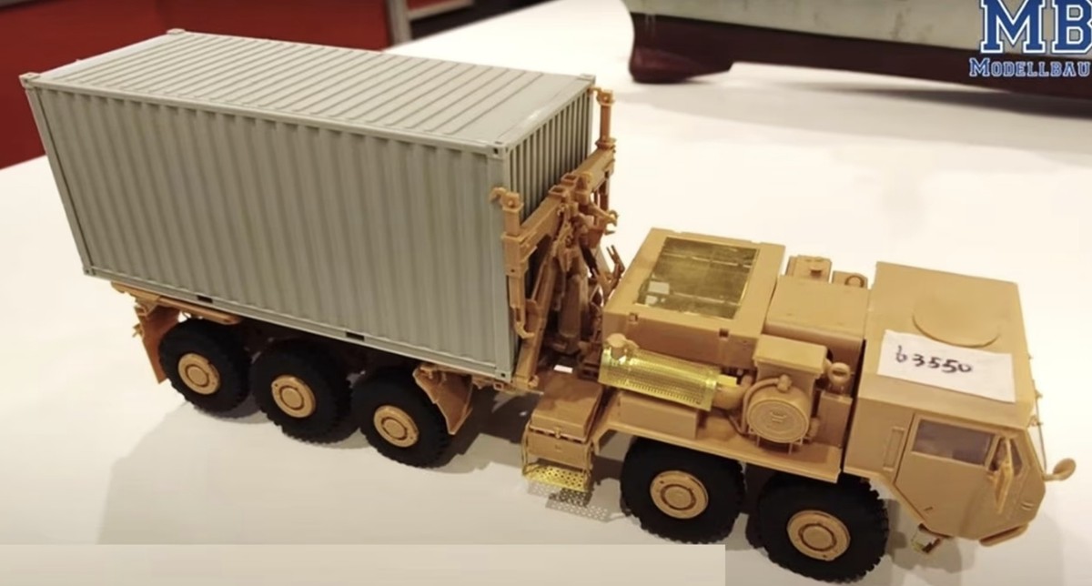 Trumpeter 63550 1/35 LVSR MKR18 Tractor w/20ft Container Trumpeter 63550 1/35 LVSR MKR18 Tractor w/20ft Container
