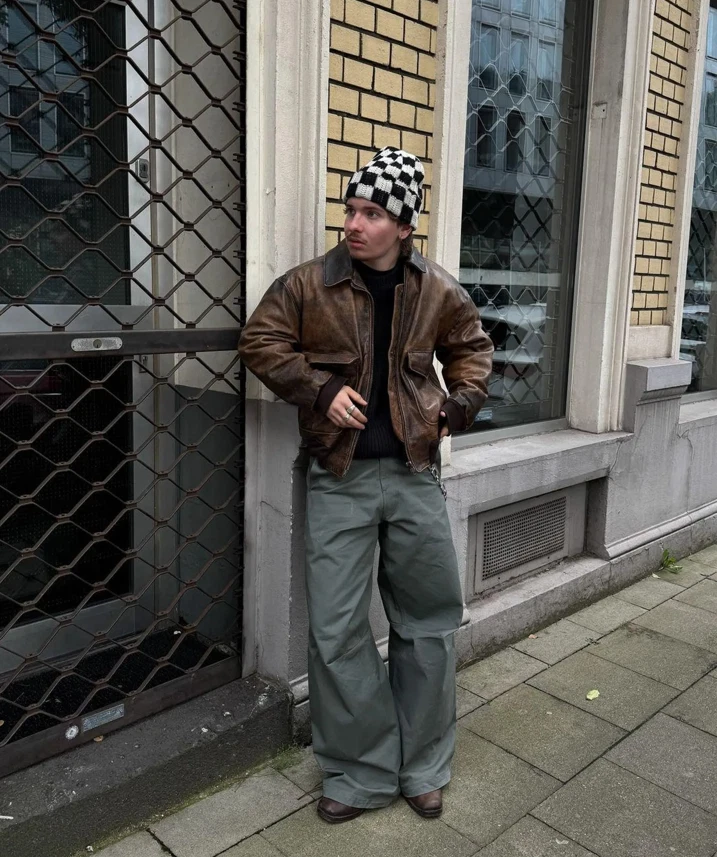 Chaqueta de bombardero de cuero marrón envejecido vintage - Chaqueta estilo aviador clásico Foto 3 de 4