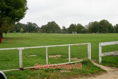 FOTO FINCHAMPSTEAD - GEDENKPLATZ MIT BLICK AUF DEN CRICKET-/FUSSBALLBEREICH VON