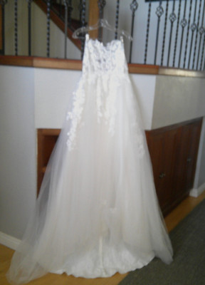 NWT. LOVELY LACEY STRAPLESS TULLE WEDDING GOWN, SMALL