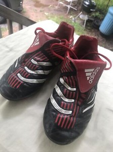 Botines Adidas Traxion tamaño 4 Boys fútbol Zapatos con picos en Negro y  Rojo | eBay