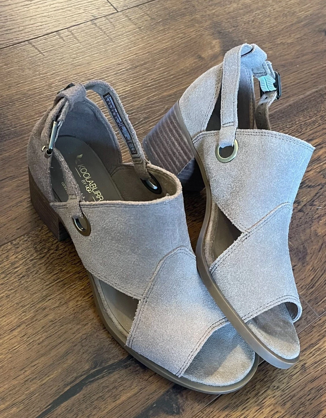 Sandalo Koolaburra di UGG Kaiah pelle scamosciata tacco a blocco cenere talpa donna taglia 6