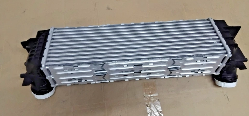 Intercooler de aire turbo carga original BMW F10 528i 528i 17117618768 Foto 3 de 4