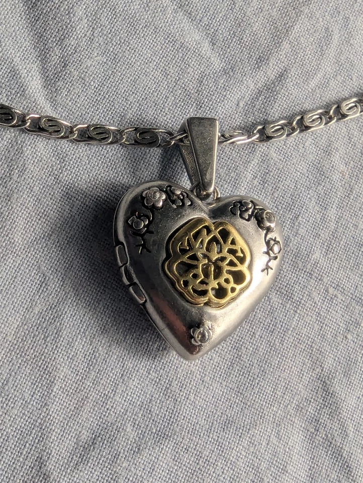 Collar de cadena colgante medallón en forma de corazón de plata y oro Alexander McQueen Foto 2 de 4