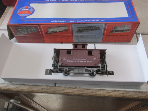 AHM O SCALE CABOOSE 7306D ILLINOIS CENTRAL O SCALE New IN BOX 8837 Rivarossi - Picture 1 of 6
