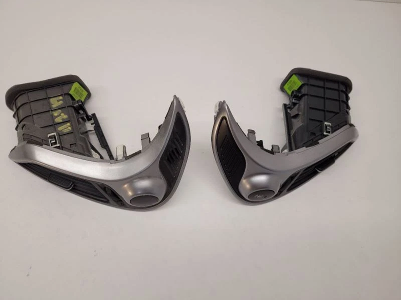 Пара оригинальных передних левых и правых вентиляционных отверстий переменного тока для центральной приборной панели Hyundai Tucson 2010–2013 годов выпуска - Изображение 2 из 4