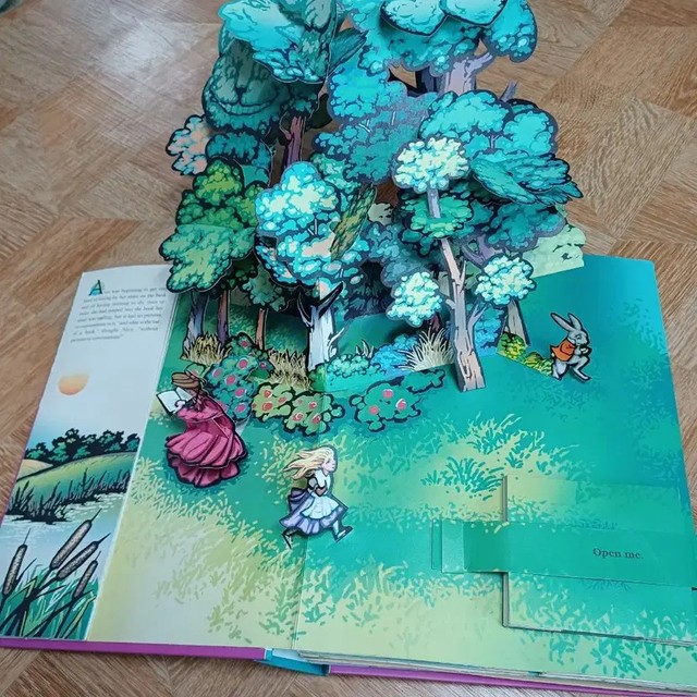 Robert Sabuda's Alice in Wonderland Pop-up Book