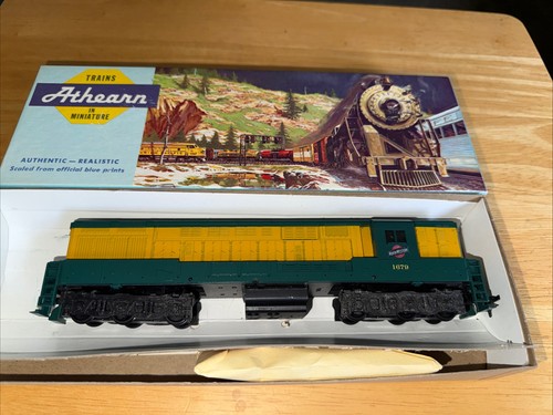 Locomotora ficticia Athearn escala HO #04323 Chicago y Northwestern Trainmaster nueva de stock | Condition: New