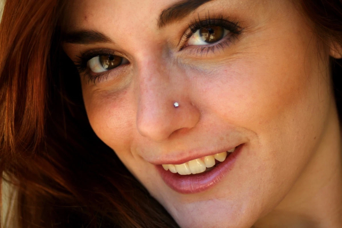 Screw top deals nose stud
