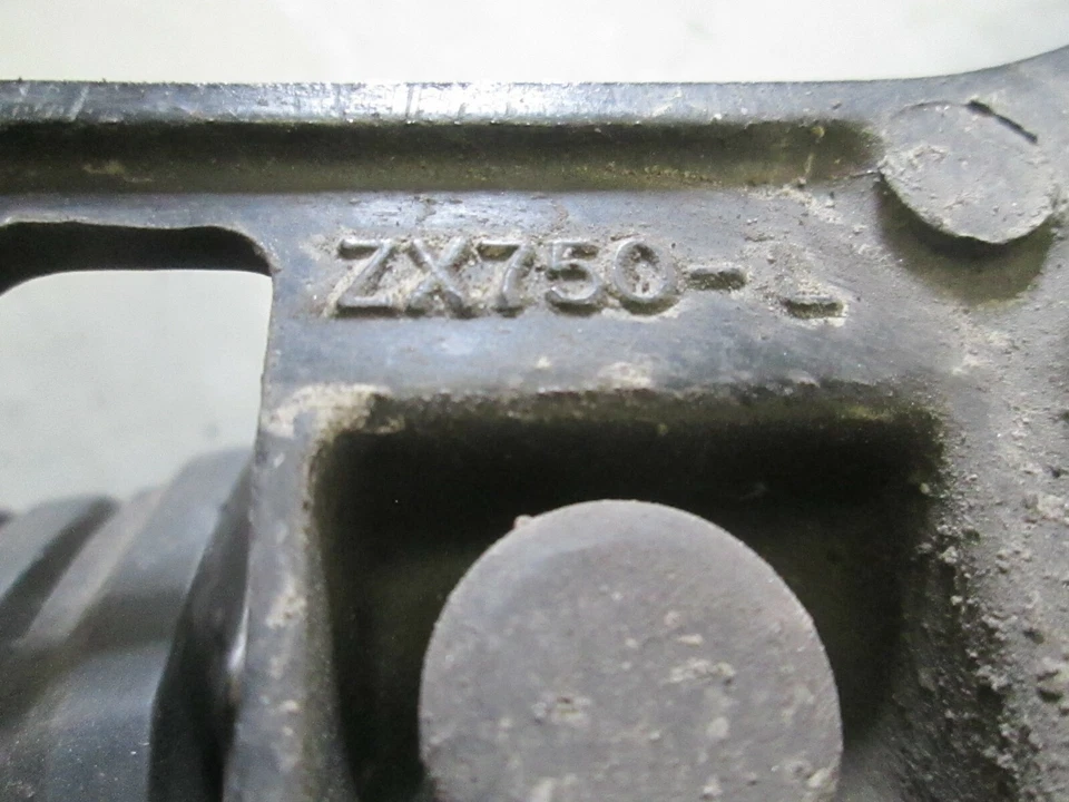 SOPORTE SILENCIADOR IZQUIERDO KAWASAKI GPZ750 (ZX750A) 35011-1160 + CLAVIJA Foto 3 de 4