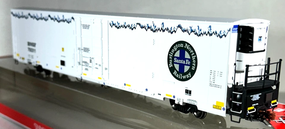 SCALETRAINS HO SCALE TRINITY 82'' 7883 CU FT REEFER BNSF SXT38941 - Image 2 of 4