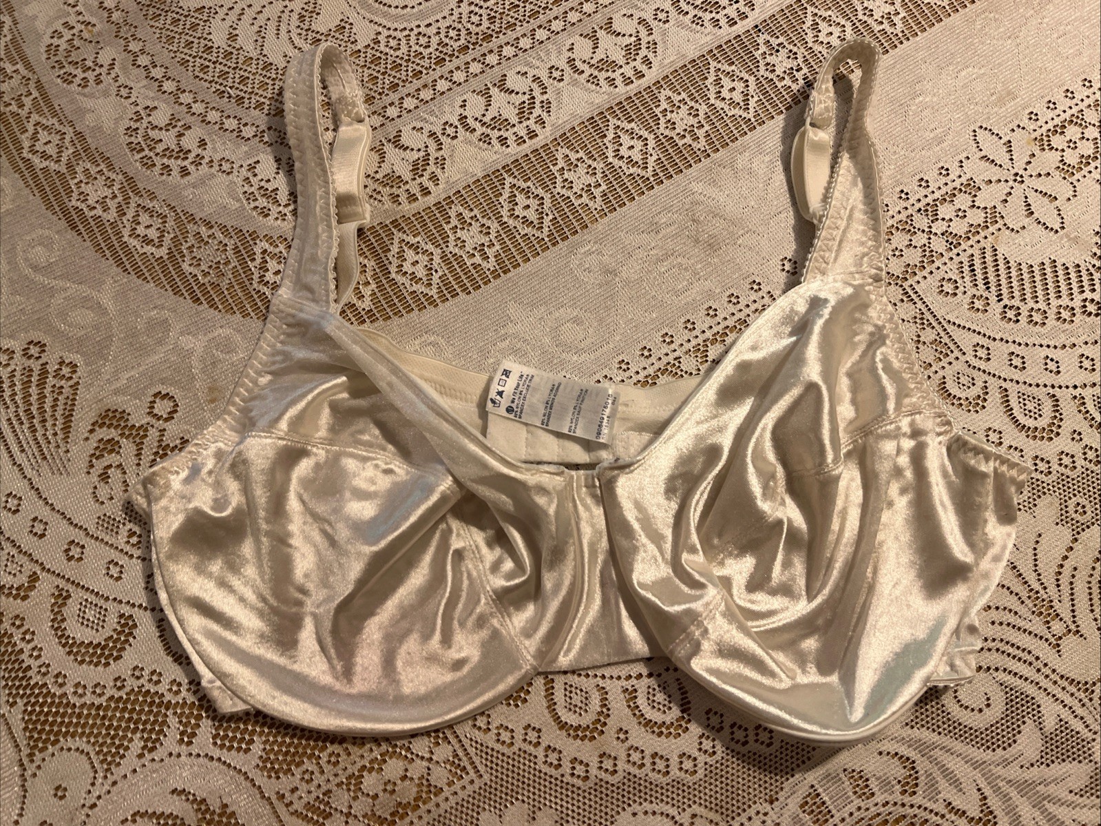 VTG VASSARETTE Bra 38D Unlined Underwire White Shiny Satin Second Skin 75-144