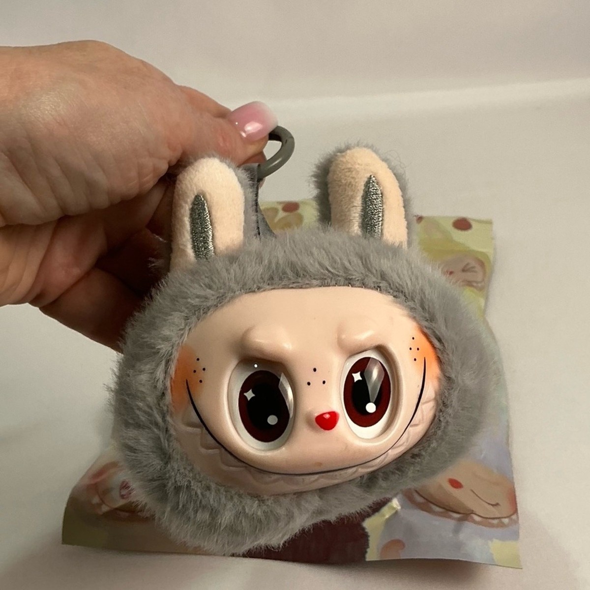 ラブブ ハブアシート へへ グレー Labubu The Monsters Gray Have a Seat Keychain Musical Pop