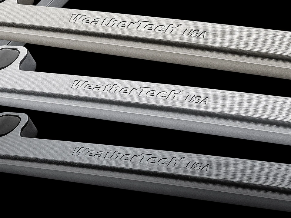 Marco de matrícula de aluminio WeatherTech Billet para automóviles - plata brillante transparente Foto 3 de 4