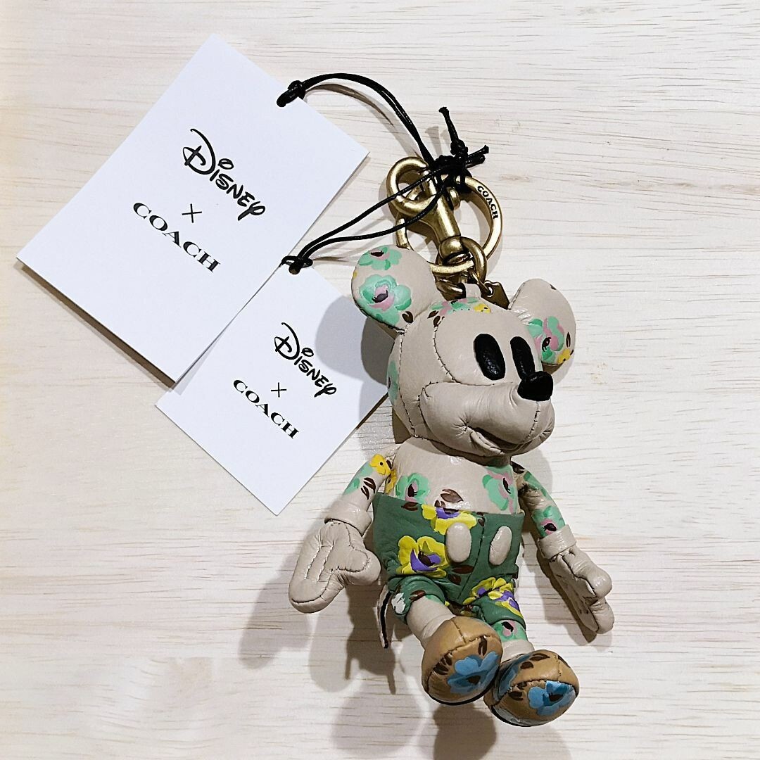 ミッキーマウスフローラルプリントバッグチャーム 「ディズニー100×COACH」 Disney（ディズニー）の「【DISNEY X COACH】バッグ チャーム