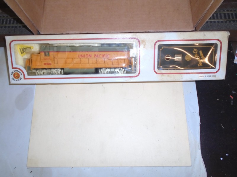 BACHMANN #41-935-01 TOUCH-N -GO GP40 DIESEL WITH CONTROLLER - UNION PACIFIC HO
