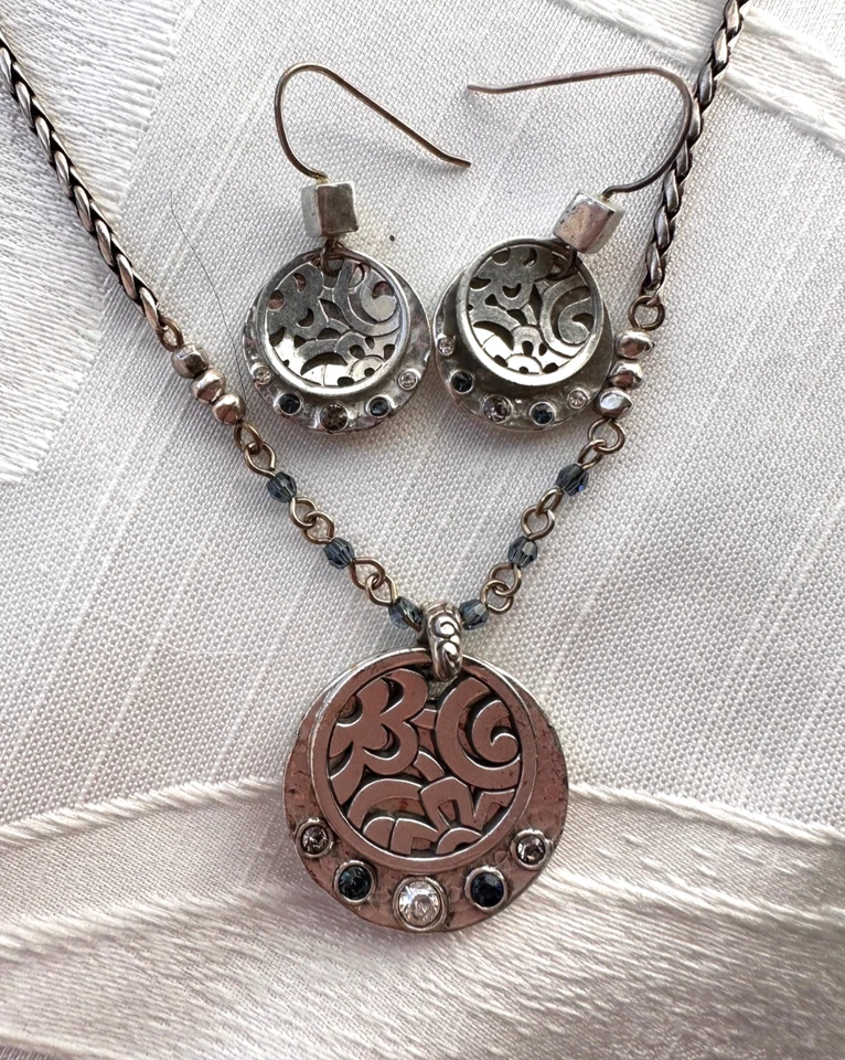 Hermoso juego de collar y pendientes Brighton tono plata con cristales azules y transparentes Foto 2 de 4