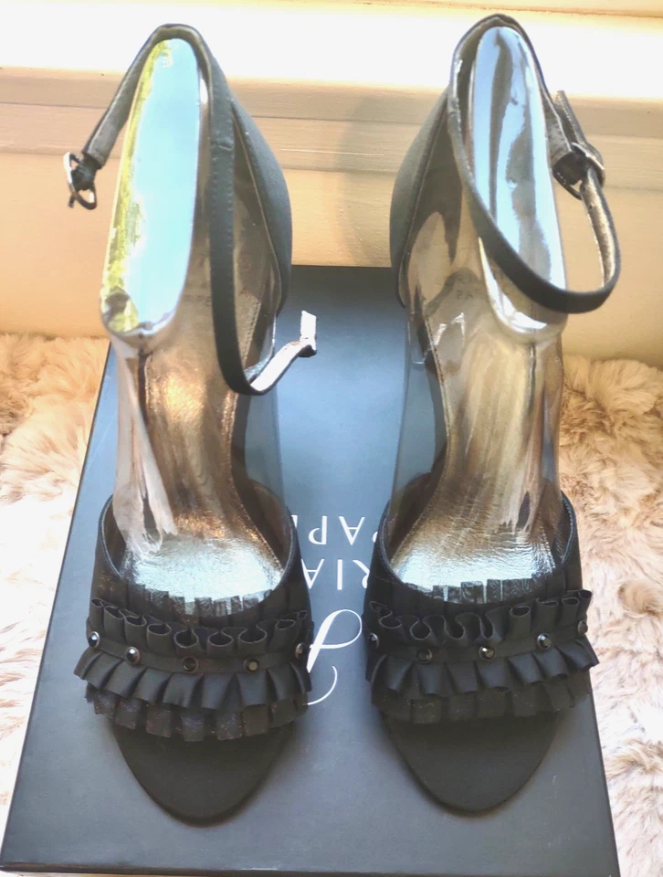 Adrianna Papell 10 Alcott Negro Satinado PeepToe Pump Embellecido Correa de Tobillo Foto 2 de 4