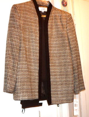 THREE PIECES SUIT SIZE 14 TROUSERS- JACKET- TOP  UNUSED  QUALITY by LE SUIT
