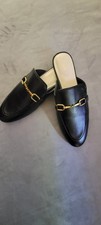 Zapatos planos sin cordones negros Nine West para mujer con detalles de broca de metal