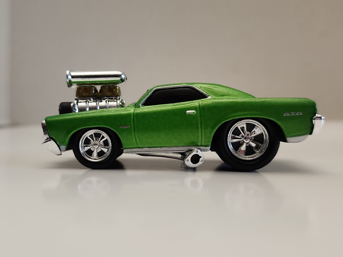 MUSCLE MACHINES 1966 PONTIAC GTO - LIMITED EDITION 1/64 DIECAST 66