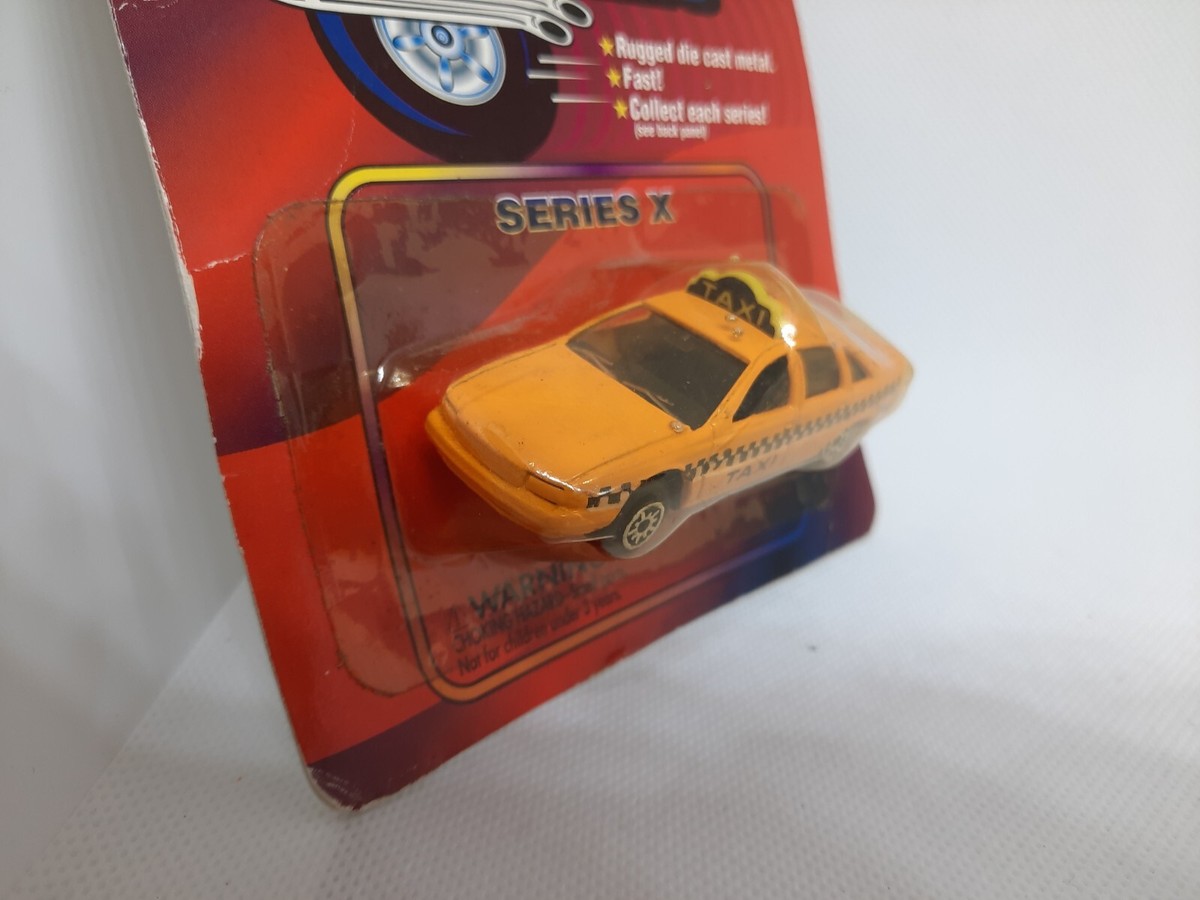 1995 95 Chevy Caprice Taxi Collectible 1/64 Scale Diecast Diorama