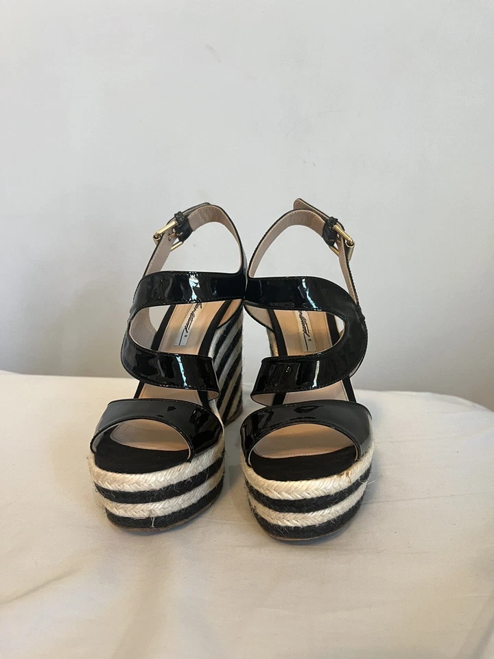 Alpargatas Brian Atwood cuña talla 40 negro crema rayas ajuste estrecho 9,5 Foto 2 de 4