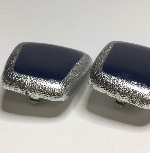 Pendientes de clip trapezoidales Anne Klein tono plata esmalte negro 1 1/8 pulgadas de colección - Imagen 13 de 16