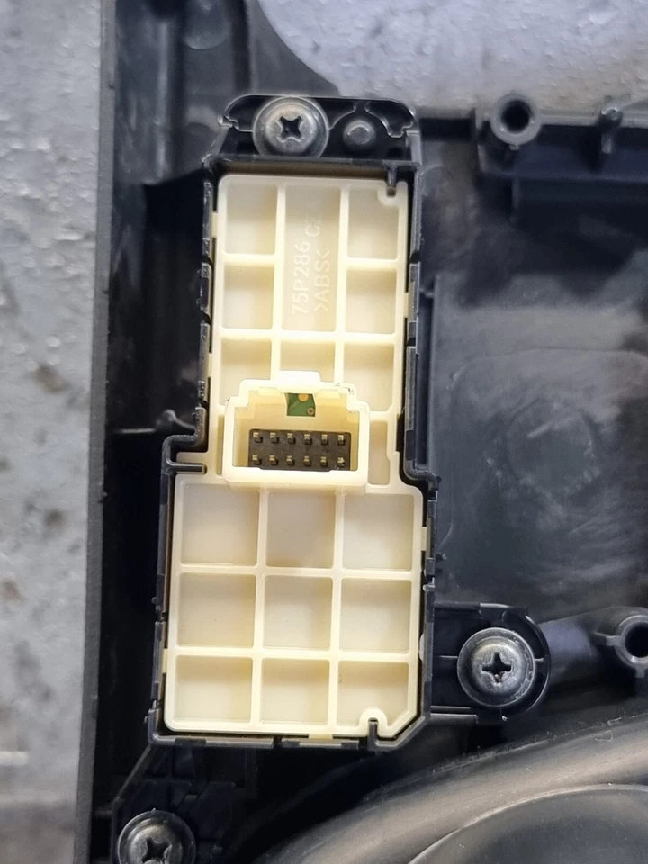 TOYOTA YARIS CONSOLA CENTRAL PORTAVASOS 58805-0D350 1.5 HÍBRIDO CVT HATCHBACK 2020 Foto 4 de 4