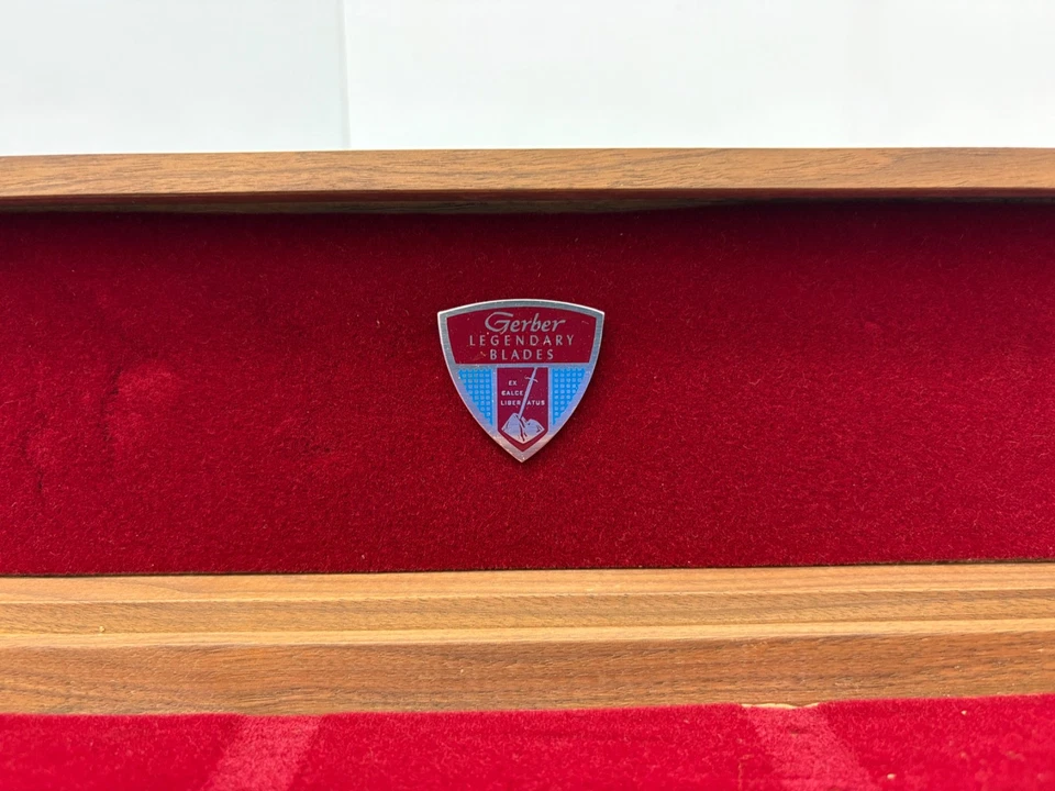 Estuche de presentación Gerber Legendary Blades de nogal macizo - Interior de terciopelo rojo Foto 4 de 4