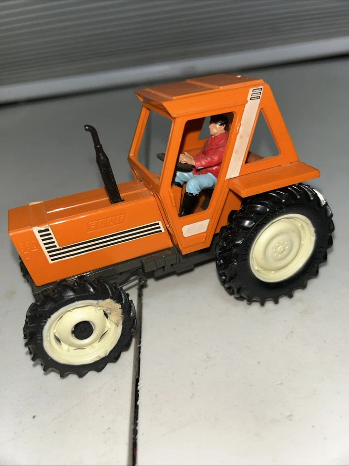 Vintage  Britains Fiat 880DT farm tractor toy, 1/32 Scale and driver figure - Image 3 of 4