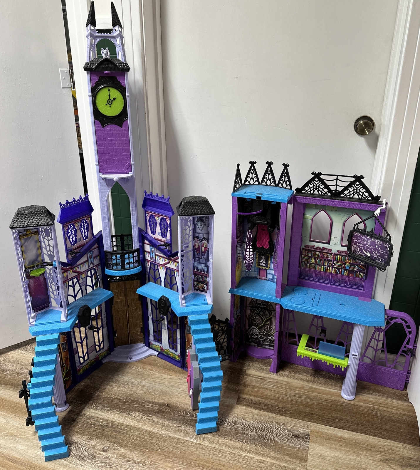 Monster High Doll House Deadluxe High School Playset Castle Girls