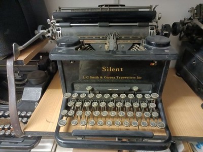 Antike Schreibmaschine Silent der Fa. L. C. Smith & Corona