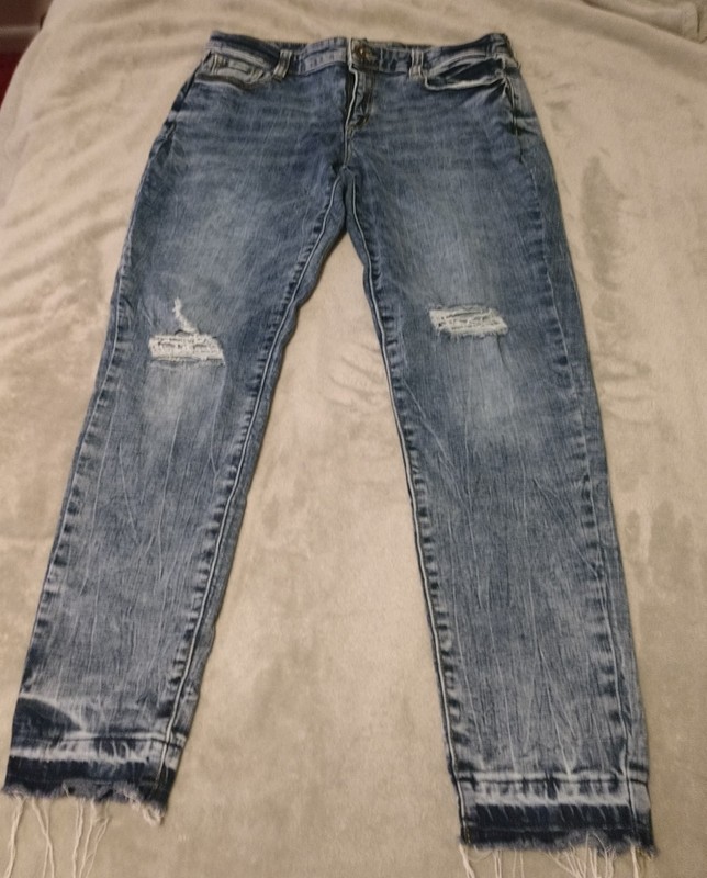 Arizona Jeans Juniors distressed Low rise skinny denim Acid Washed Stretch Sz 11