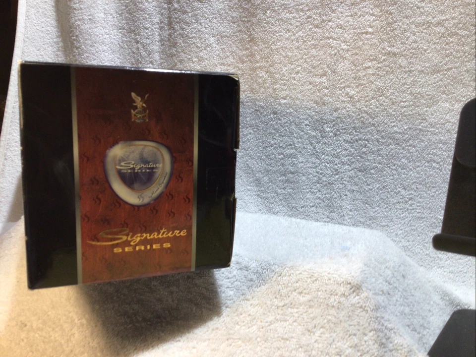 FIRE TRUCK SIGNATURE SERIES DIE CAST - 1925  AHRENS -  PUMPER - BALTIMORE FIRE  - Image 2 of 4