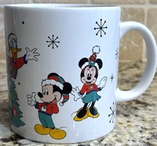 Disney Mickey & Friends Christmas 24oz Large Ceramic Coffee Mug Zrike Brands EUC