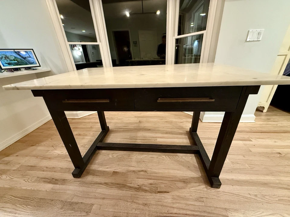 Mesa ilha cozinha West Elm Richell 4 gavetas com tampo de mármore branco (60x36x36") - Imagem 2 de 4