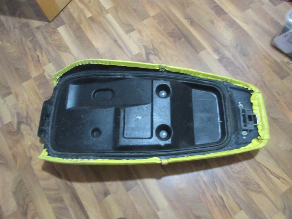 OEM KAWASAKI 1997 STS 750 JET SKI YELLOW SEAT ASSEMBLY - Imagem 4 de 4