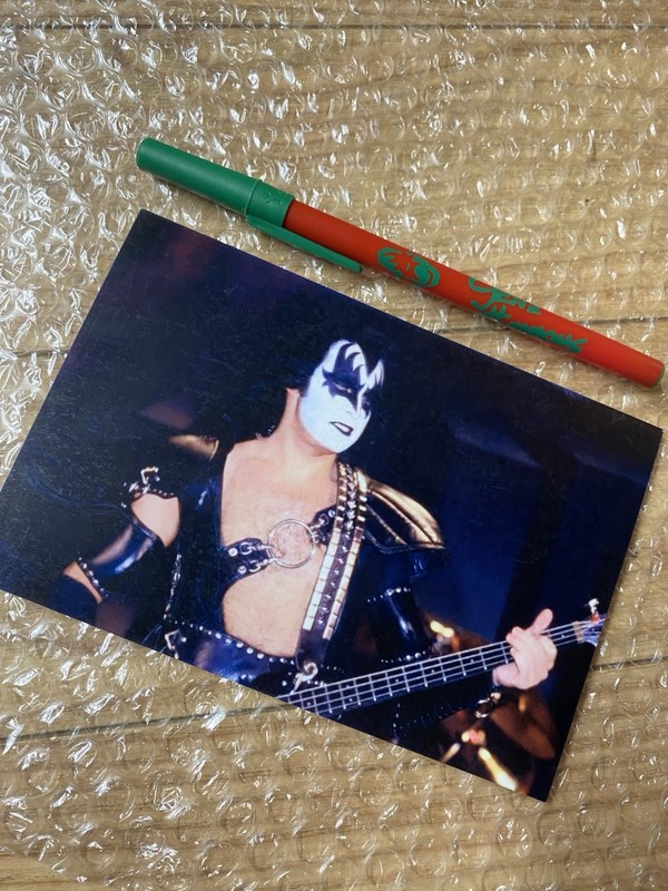 KISS🩸GENE SIMMONS BIC PEN W/PHOTO-EARLY 80s-AUCOIN