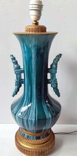 LAMPE CERAMIQUE VERNISSEE EFFET FLAMMEE ET COULEE MONTURE LAITON DORE CISELE