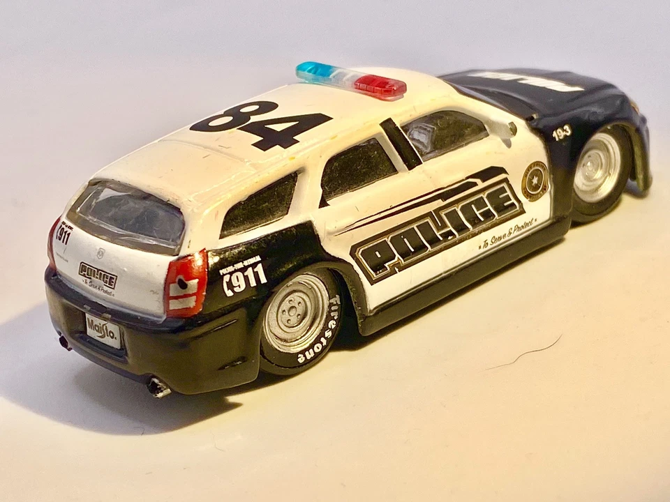 Coche de policía metro Maisto🔥Dodge Magnum RT -1/64- ruedas de goma difíciles de encontrar Foto 4 de 4
